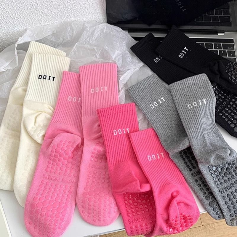 Sports Socks - 1 คู่ ถุงเท้าโยคะกีฬาแฟชั่นสีสันสดใสใหม่ คุณภาพสูง สำหรับผู้หญิง ถุงเท้าครึ่งแข้ง