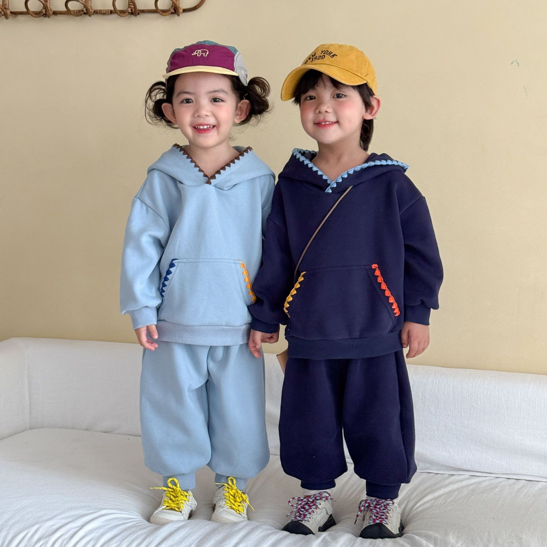 Running Gear Kids - ชุดเสื้อผ้าเด็กแขนยาวสำหรับฤดูใบไม้ร่วงปี 2026 เสื้อฮู้ดเด็กชายเด็กหญิง + กางเกงลำลอง ชุด